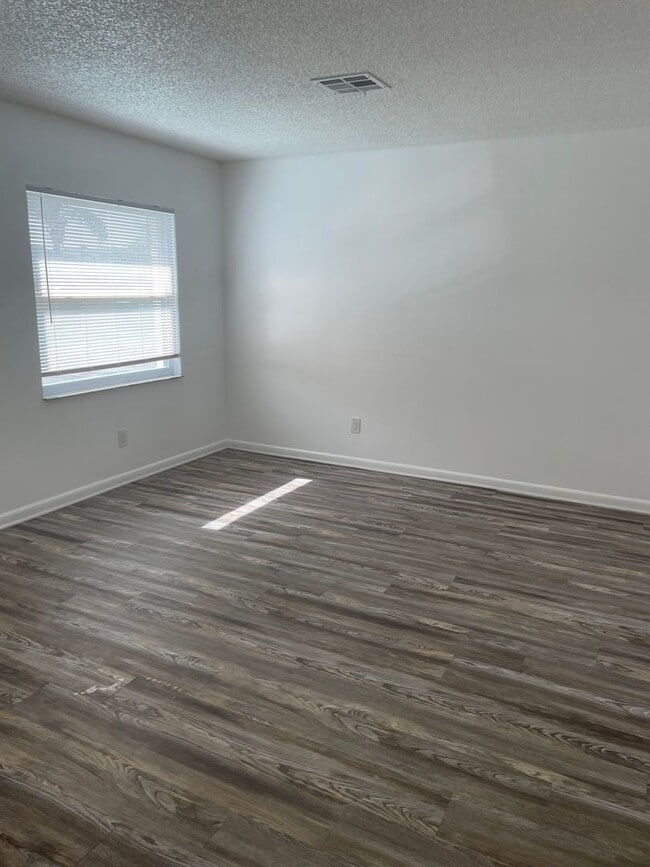 Building Photo - Vero Beach 2 Bedroom 1 Bath