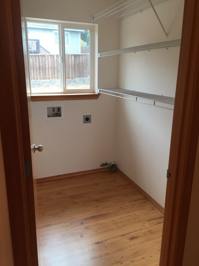 Building Photo - ***PENDING APPLICATION*** Lovely 3 Bedroom...