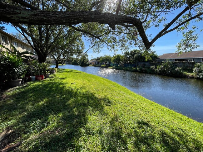 Building Photo - wOw!  CALIFORNIA STYLE TOWNHOUSE ON THE WATER