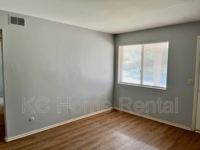 Building Photo - 2212 NE 77th St