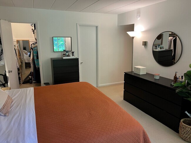 Building Photo - 4800 Chevy Chase Dr