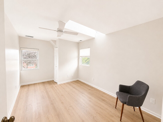 Building Photo - 3914 N Mozart St