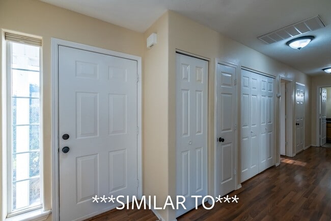 Building Photo - Two Bedroom Duplex in Great Neighborhood, Close to Schools! Pet Friendly!