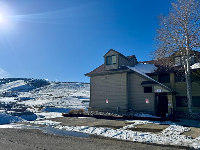 Building Photo - 207 Lake Dr