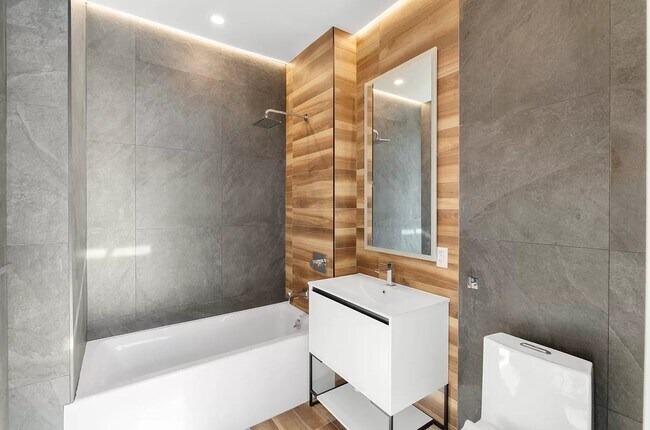 Building Photo - 101 Macombs Place