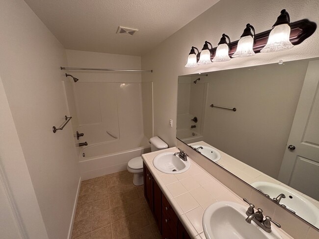 Building Photo - 4128 SW Dalton Pl
