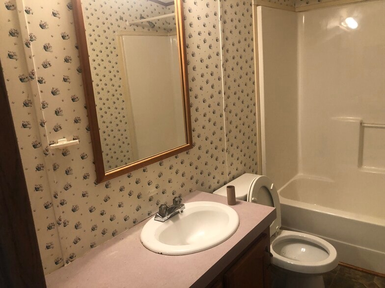 Guest Bathroom_1 - 505 Bloomfield Rd