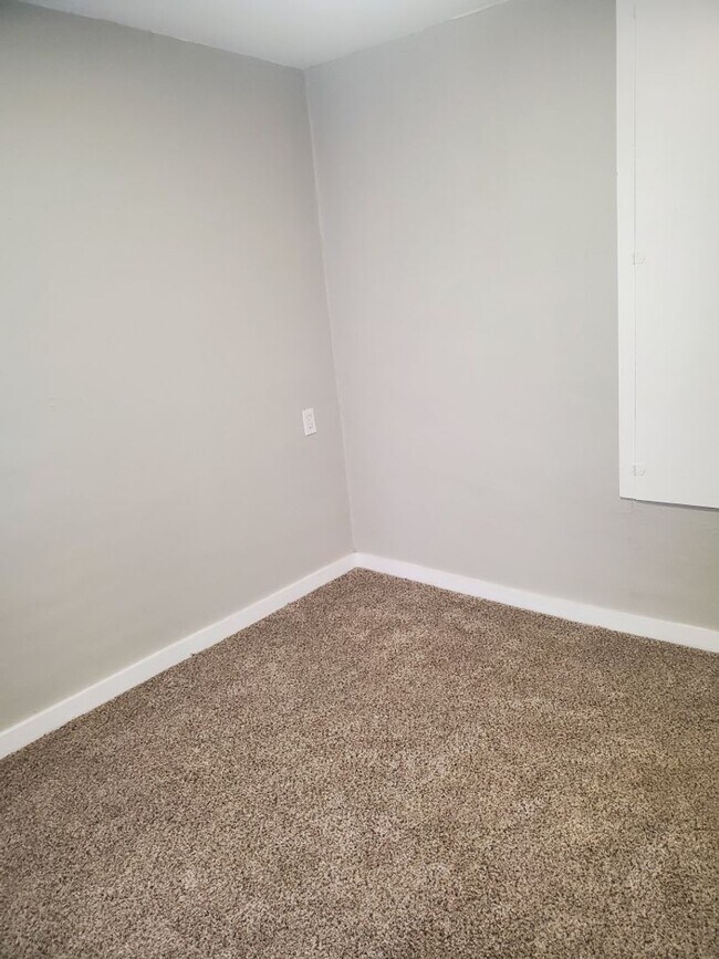 Building Photo - Nice Sized Yard