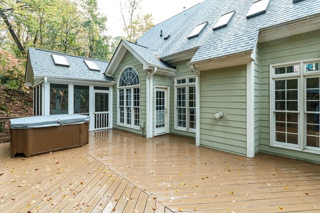 Building Photo - Stunning 5 bedroom 3 bath Carrboro Home with Fenced Yard and Hot Tub!