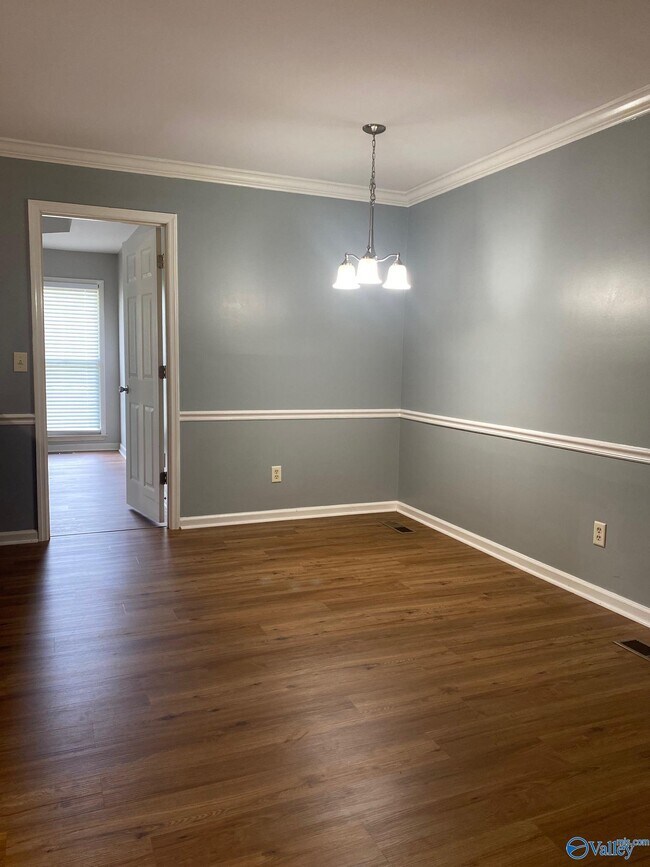 Building Photo - 203 Glenridge Ct SW