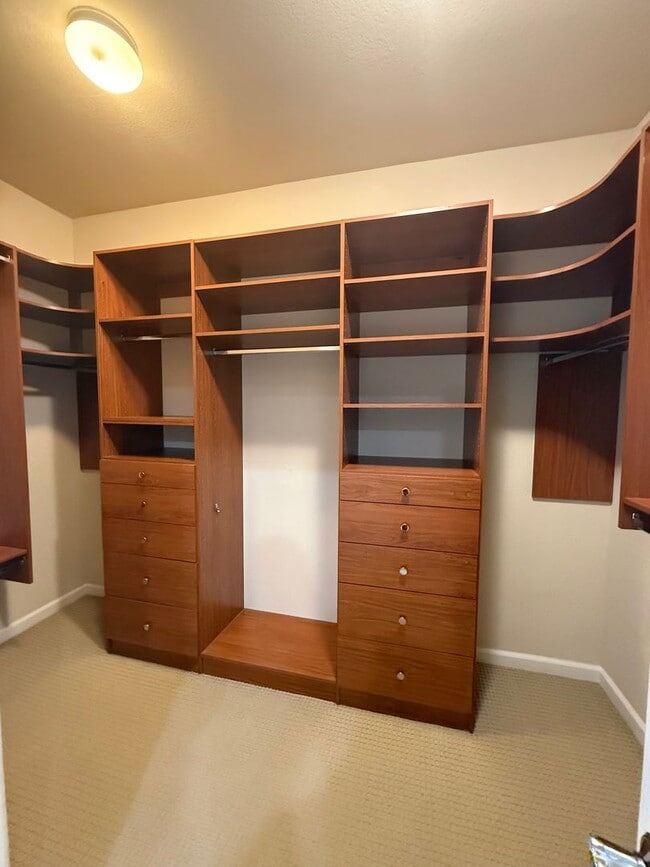 Building Photo - Available today - West Lake Estate 4/3 home