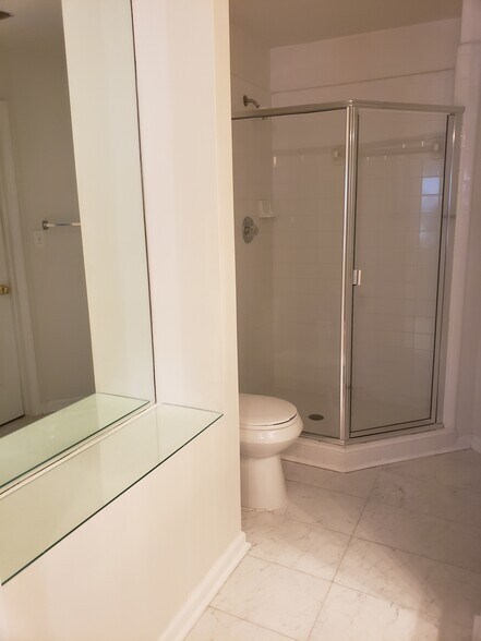 Master Bath - 8231 Hempshire Pl