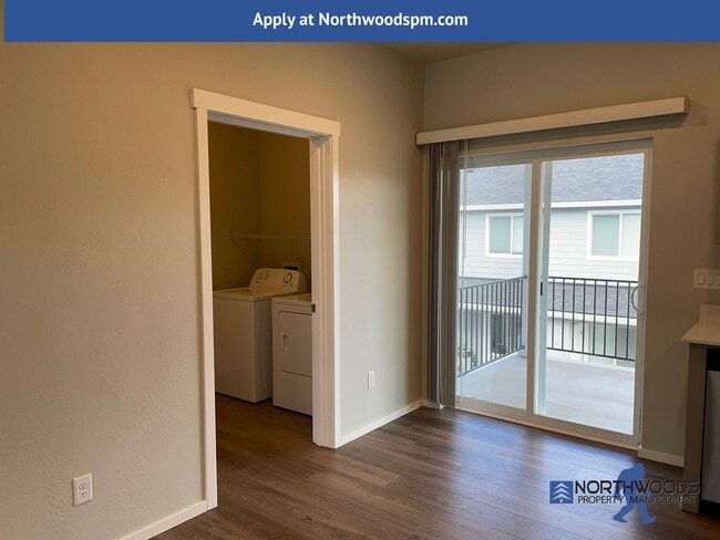 Building Photo - Very Nice 2 Bedroom 1 Bath Upstairs Apartment****$500.00 OFF FIRST MONTHS RENT******Move In Special