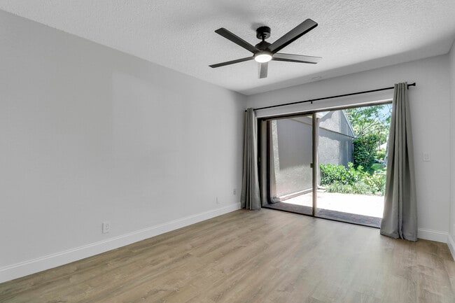 Building Photo - 6680 Thornhill Ct
