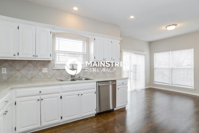 Building Photo - 3 Bedroom Pet-Friendly Home in LEES SUMMIT, MO with Main Street Renewal