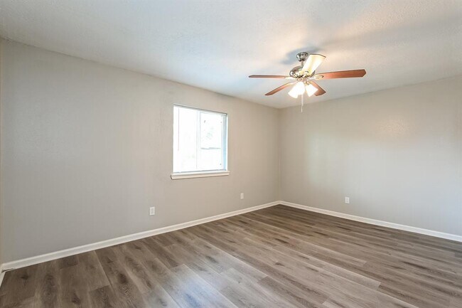 Building Photo - 4922 Crestway Dr