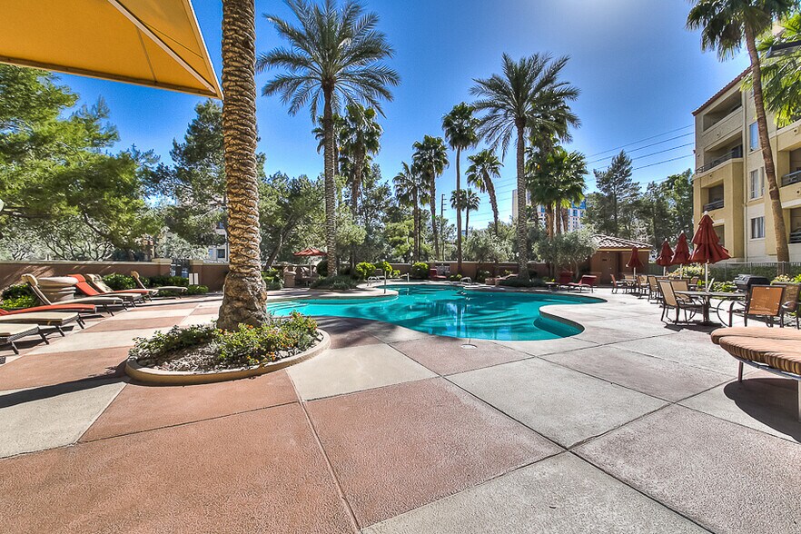 Building Photo - 210 E Flamingo Rd