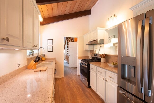 Building Photo - Modern Bayside Retreat – Renovated 3 Bed +...