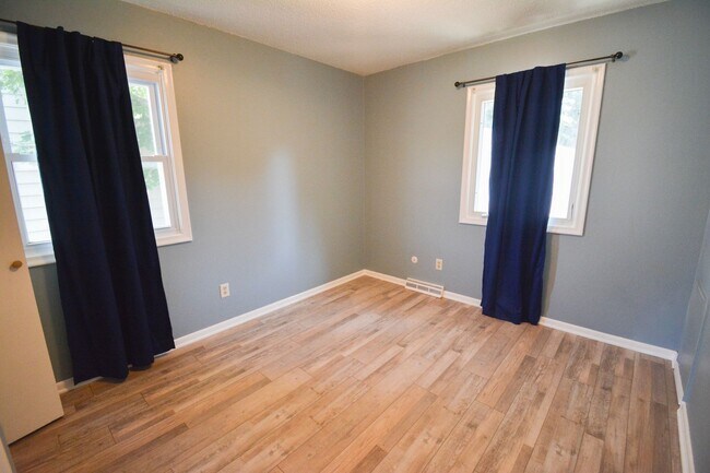 Building Photo - 3 Bedroom 1.5 Bath Available For Rent In Country Club Manor