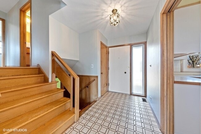 Building Photo - 493 Amherst Ave