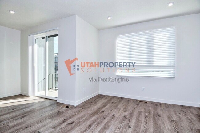 Building Photo - 1043 W 400 S