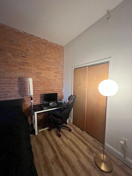 Building Photo - 196 Crown St