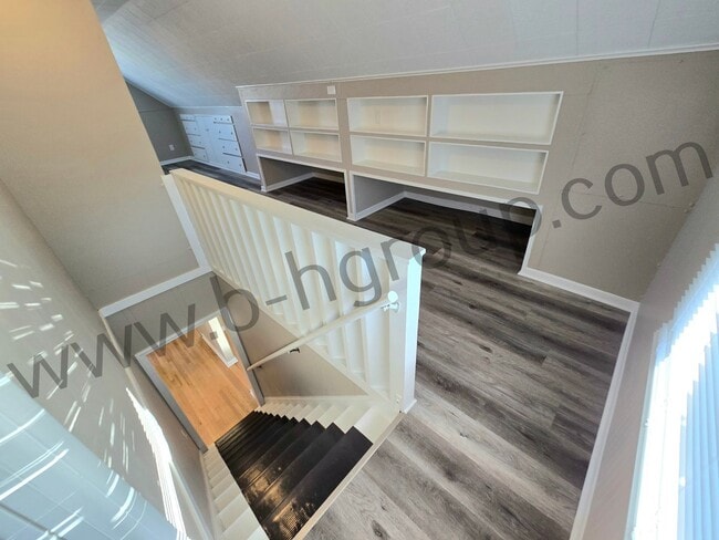 Building Photo - Great Location!