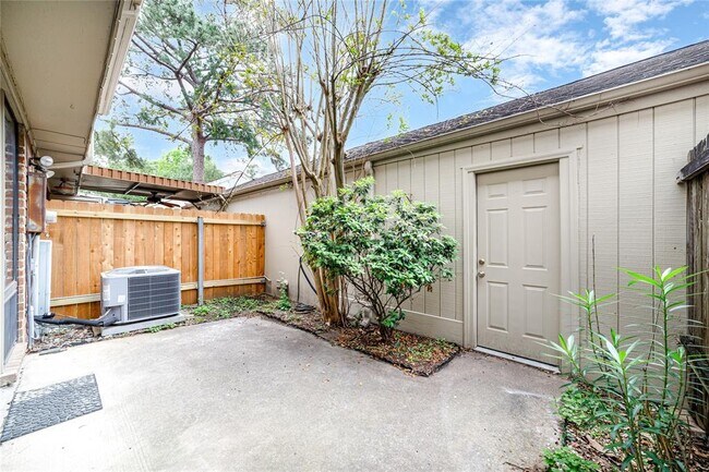 Building Photo - 7505 Memorial Woods Dr