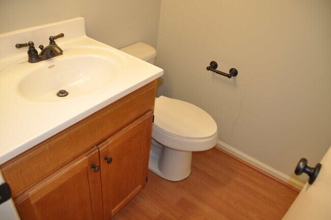 Building Photo - 1310-6 BrookstownAve-1BR/1BA-West End APT!!!