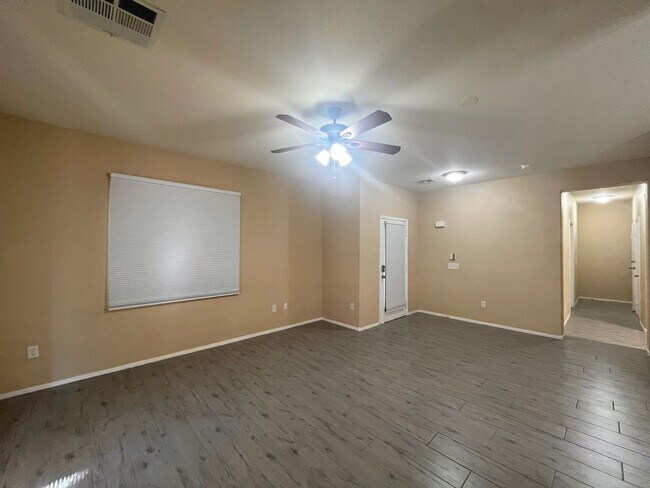 Building Photo - Beautiful Summerlin townhome, 3 bed, 2.5 bath, on 1st floor.