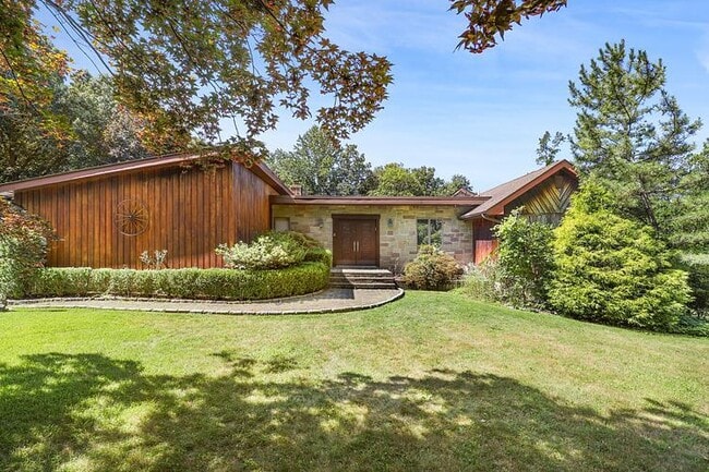 Primary Photo - 7 Alpine Dr