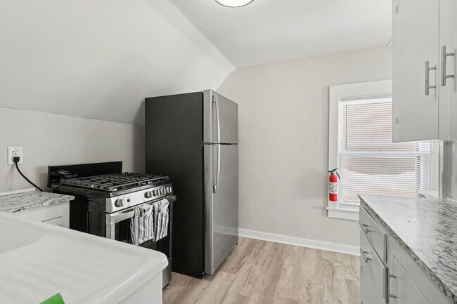 Building Photo - Fully Renovated 1 Bedroom in Historic Sloan Neighborhood $1099