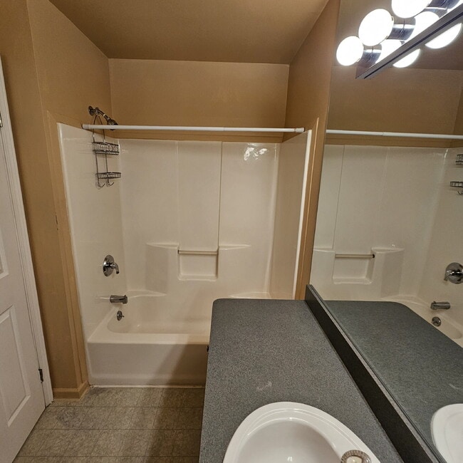 Building Photo - 2 Bedroom, 1.5 Bathroom Townhouse. Large L...
