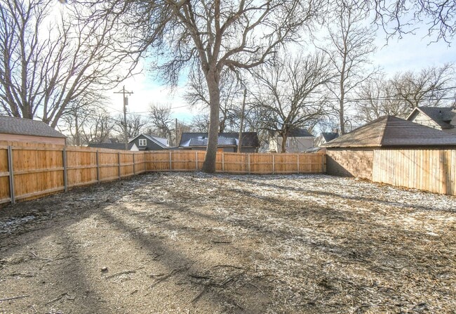 Building Photo - 817 W 12th St