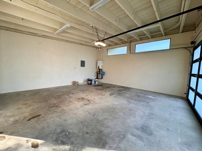 Building Photo - Exquisite Newly Remodeled 3-Bedroom Home i...