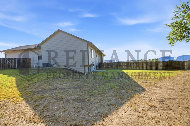 Building Photo - 2204 E Quivira St