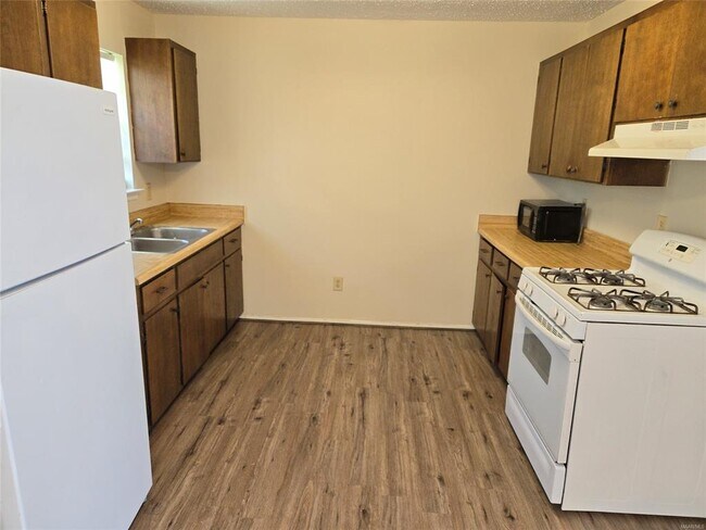 Building Photo - 262 Joyce St