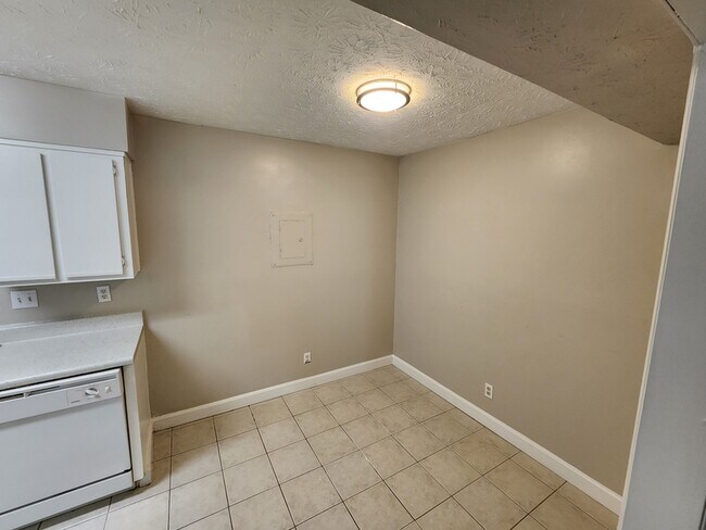Building Photo - 9400 Roberts Dr