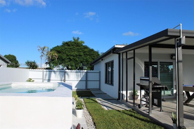 Building Photo - 15100 Polk St