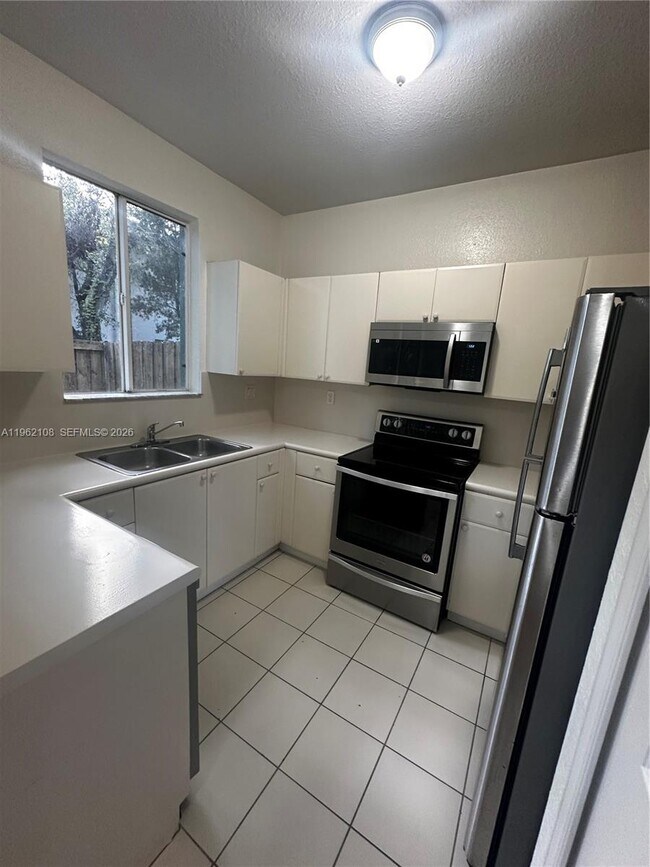 Building Photo - 2912 SE 15th Rd