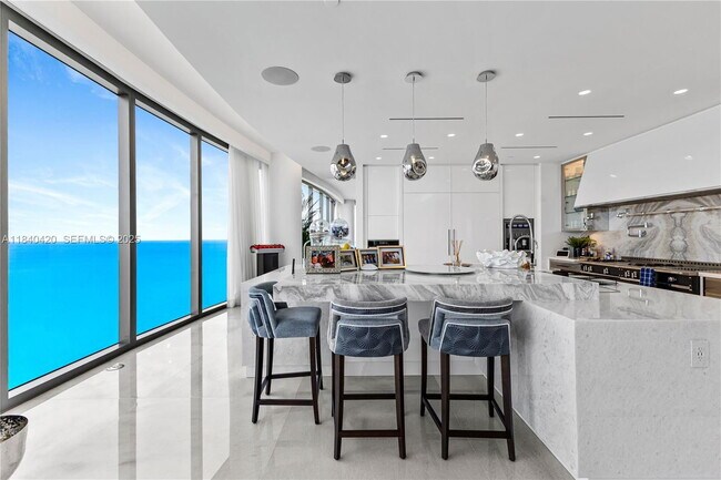 Building Photo - 17901 Collins Ave