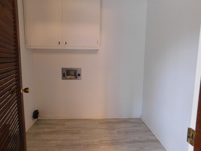 Building Photo - Convenience and charm