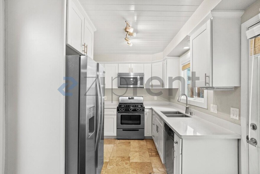 Building Photo - 1135 Hollyburne Ave