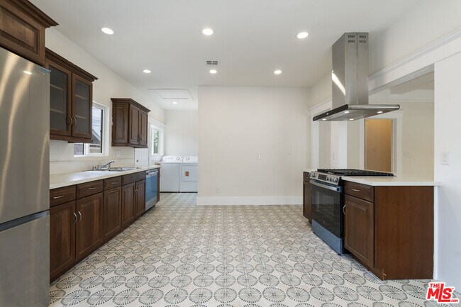 Building Photo - 1828 W 41st Pl