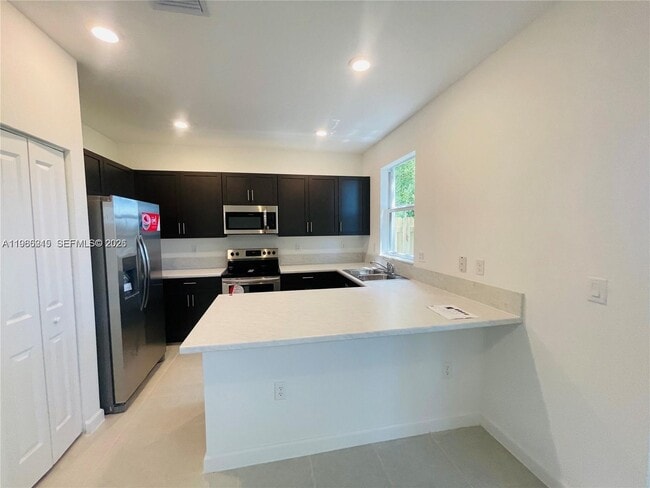 Building Photo - 1695 SE 27th Rd