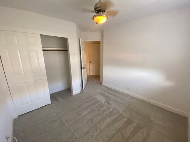 Building Photo - 434 Creekside Ln