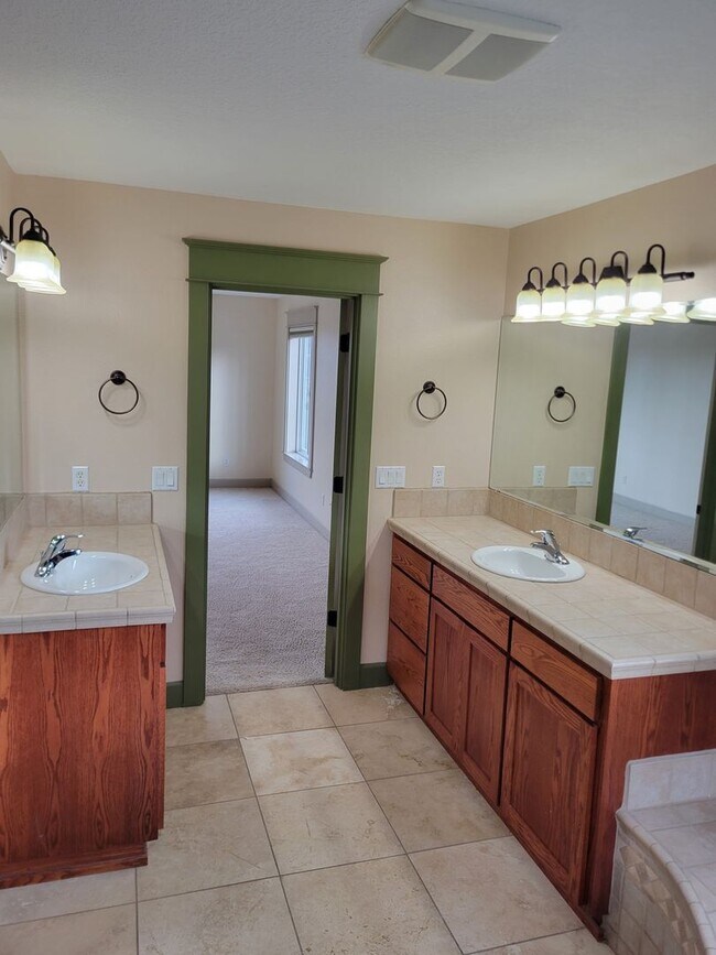 Building Photo - Immaculate 5 Bedroom West Salem Home With a View