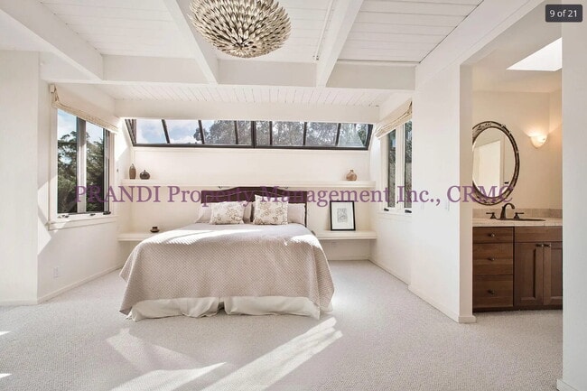 Building Photo - COMING SOON! Upgraded Townhouse with Spect...