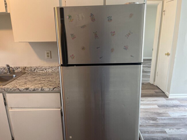 Building Photo - 2 Bed, 1 Bath Apartment