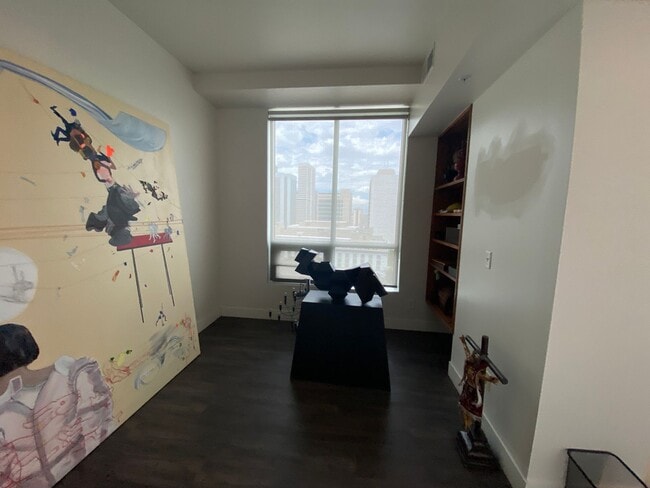 Building Photo - Large 2 bedroom 2 1/2 bath condo at One Li...